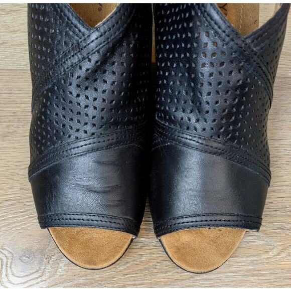 Array Leather Ankle Sandals Black 9.5 Laser Cut Block Heel Peep Toe Comfort NEW - Picture 6 of 12